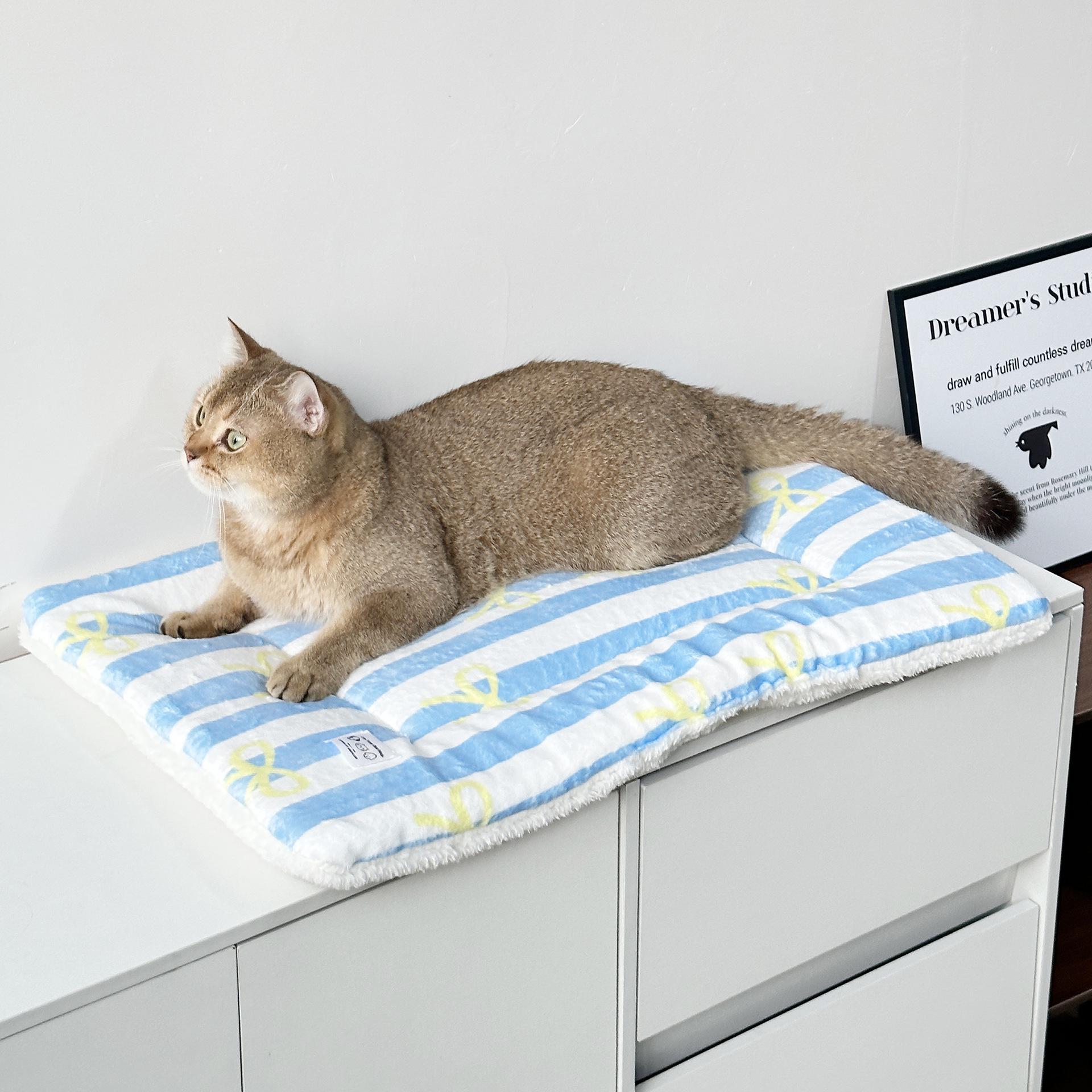 All-Season Warm Pet Sleeping Mat for Cats & Small Dogs M: 40x60cm