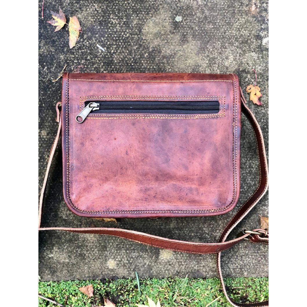 Маленькая коричневая кожаная сумка-почтальонка — фото 9