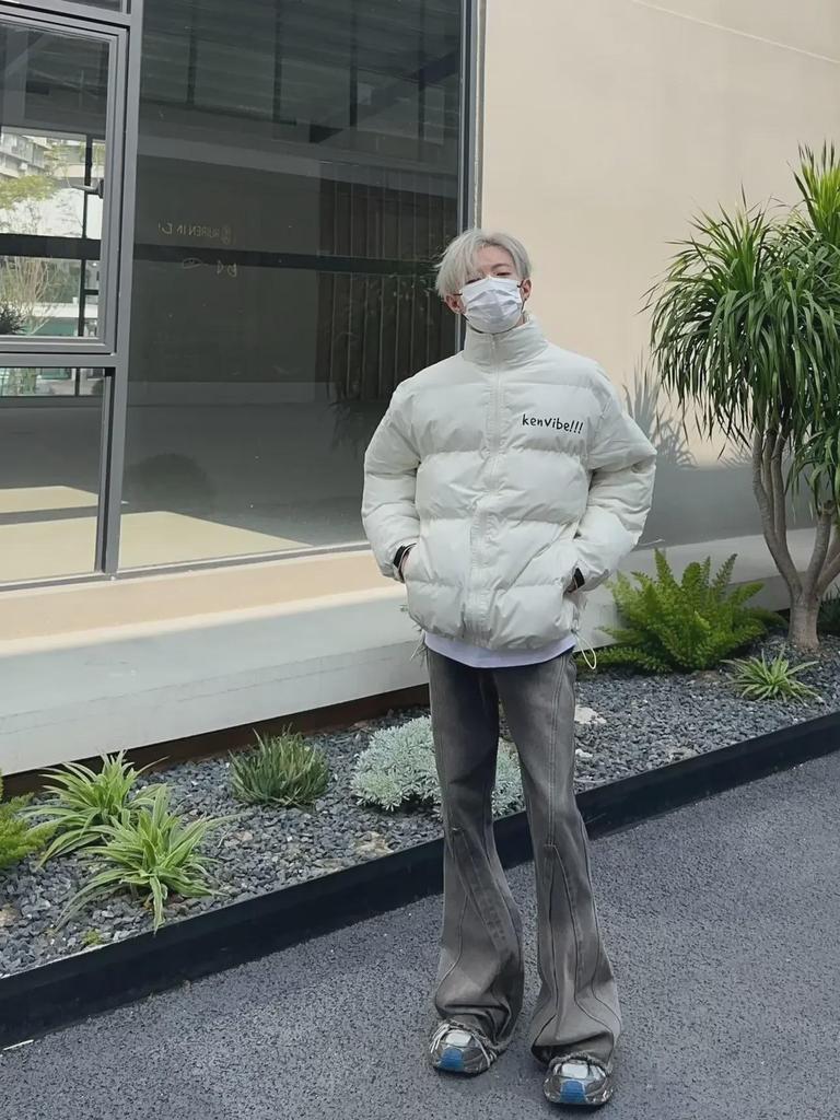 Modne amerykańskie dżinsy z szerokimi nogawkami tie-dye