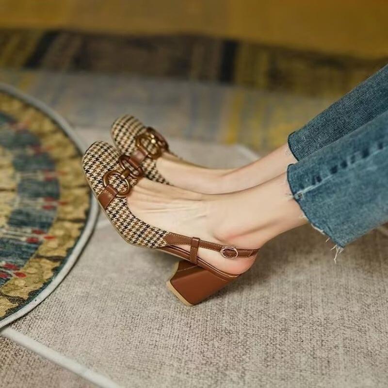 Mode Französisch Retro Eckige Zehenpartie Pferde-Schnalle Farbblock Sandalen Damen Sommer 2025 Neu Baotou Klobige Absätze Karomuster