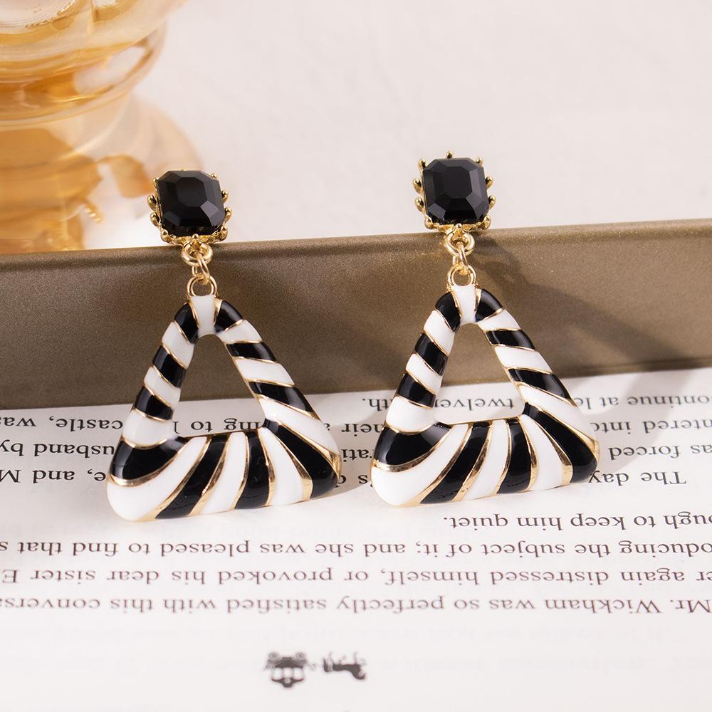 E-commerce Black and White Striped Earrings, Retro Exaggerated Circle Earrings, European and American Personalized New Versatile Ears