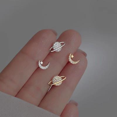 Einfache Piercing-Ohrstecker für Frauen Stern Mond Zirkon Silberfarbe Nadeln Tragus Knorpel Asymmetrie Pendiente Feiner Schmuck