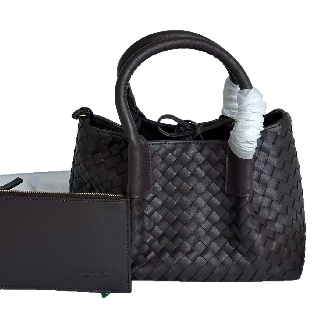 2025 Bolsa de ombro feminina tecida em couro bovino de luxo leve transfronteiriça, bolsa de compras para mães, bolsa carteiro premium para o dia a dia feminina