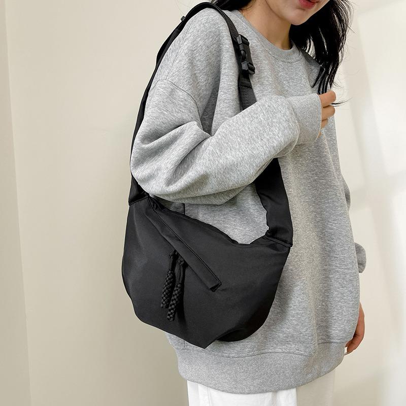 New Casual Commuter Shoulder Bag Light Personality Solid Color Large Capacity Beautiful Bag Female Simple Messenger Messenger Bag