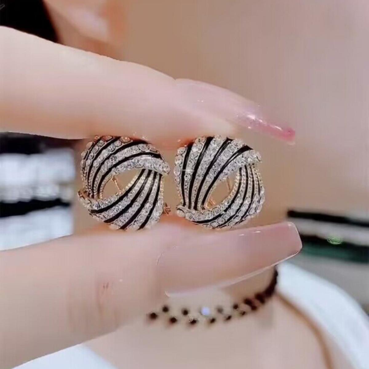 

Женские серьги из стерлингового серебра 925 пробы, элегантные и простые черные серьги-вихри