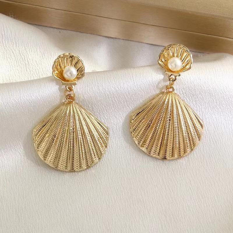 Retro Pearl Scallop Alloy Stud Earrings - European & American Style