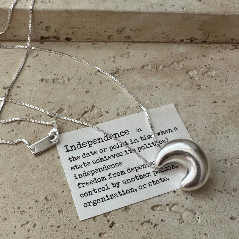 FY-44TL14 S925 Silver Korean Version Niche Design Hollow Moon Necklace Vintage Minimalist Matte Sweater Chain