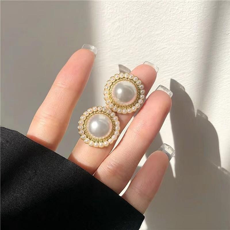 French elegance, high-end pearl super fairy stud earrings, personalized design, niche temperament, versatile and sweet earrings.