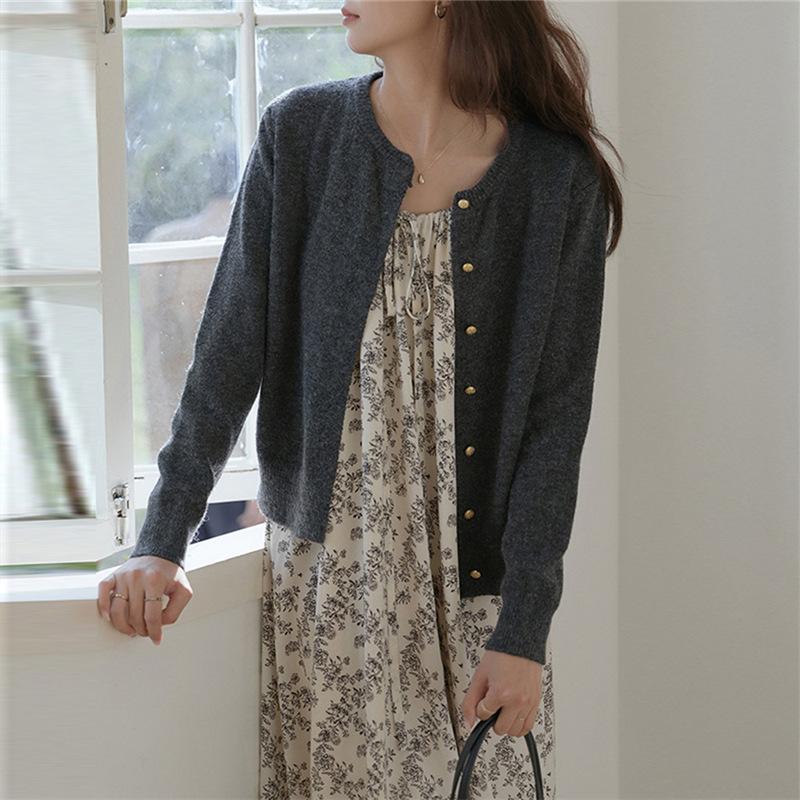 Retro gentle wind small gold buckle knitted sweater women's cardigan spring and autumn new thin women's jacket soft waxy versatile