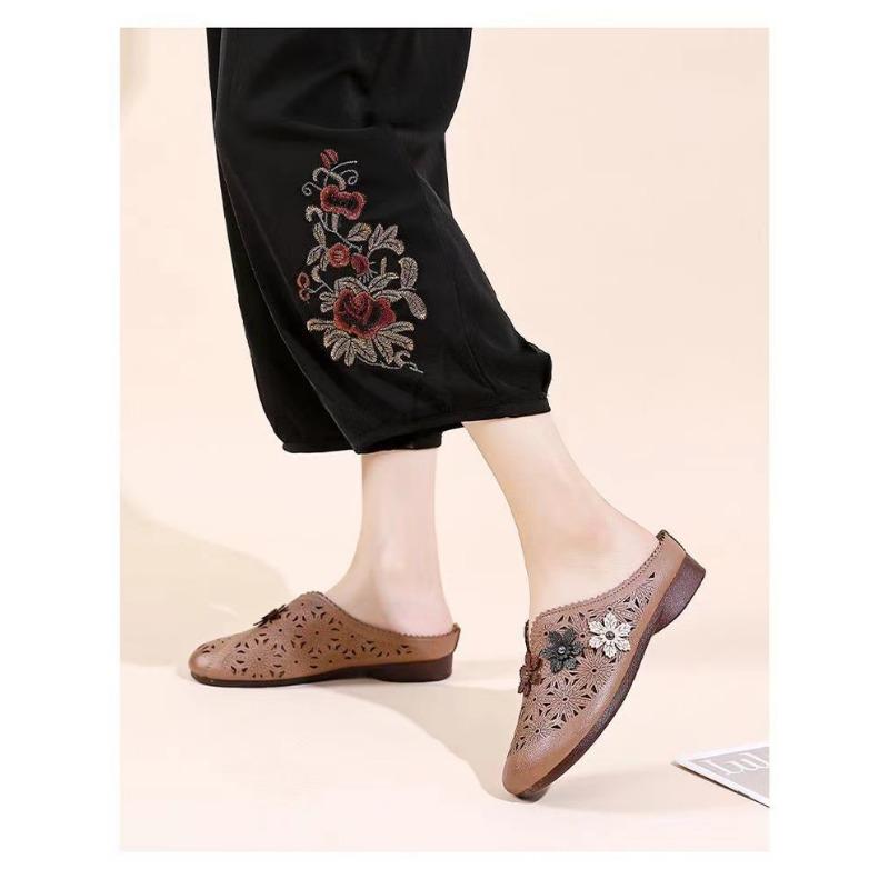 Summer's New Mom Shoes, Hollowed-out Croquet Shoes, Soft-soled Anti-slip Sandals for Middle-aged and Elderly People, Women's Flat Flat Flip-flops