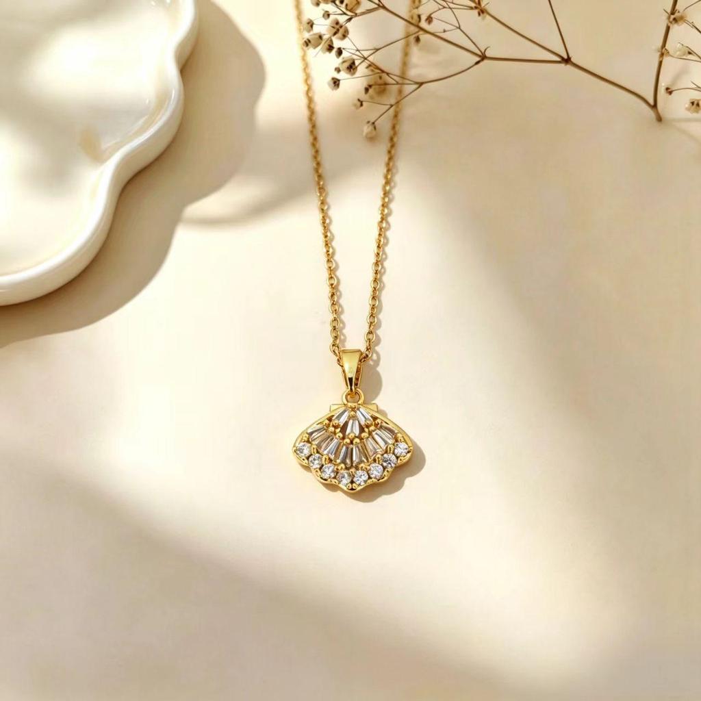 Elegant Zircon-Inlaid Fan Necklace: Luxury Women’s Versatile Clavicle Chain