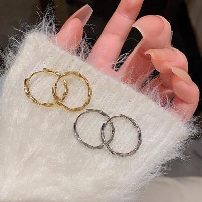 Orecchini a Cerchio Eleganti Ritorti in Argento S925 - Stile Minimalista e Versatile per Donna