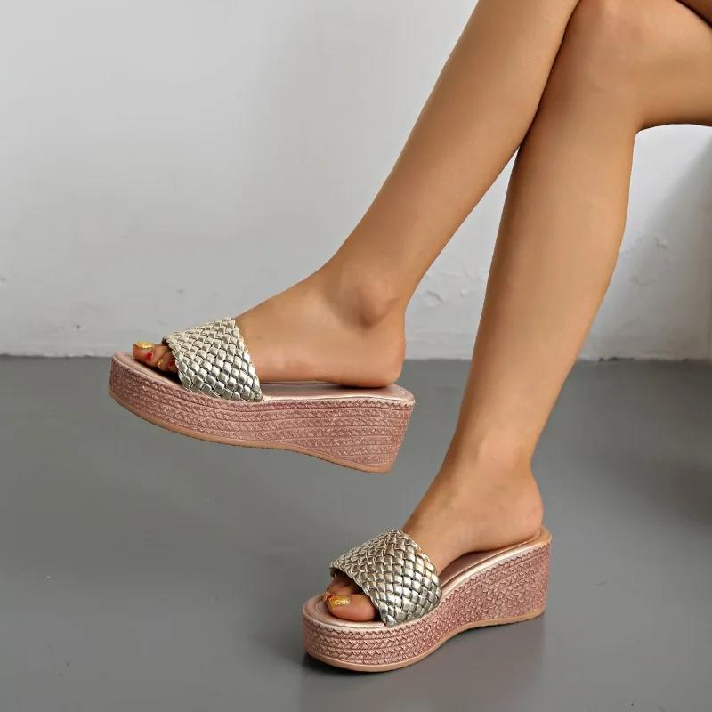 

Мода 2025 Женские шлепанцы на танкетке, повседневные женские сандалии, мягкие удобные массивные шлепанцы, уличная обувь больших размеров, летняя обувь для женщин 43 золотой