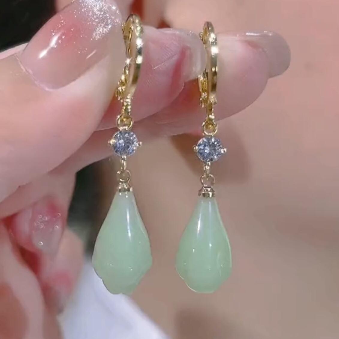 Ancient-Inspired Green Teardrop Earrings: Elegant, Versatile, Retro-Chic Design for a Unique Look.