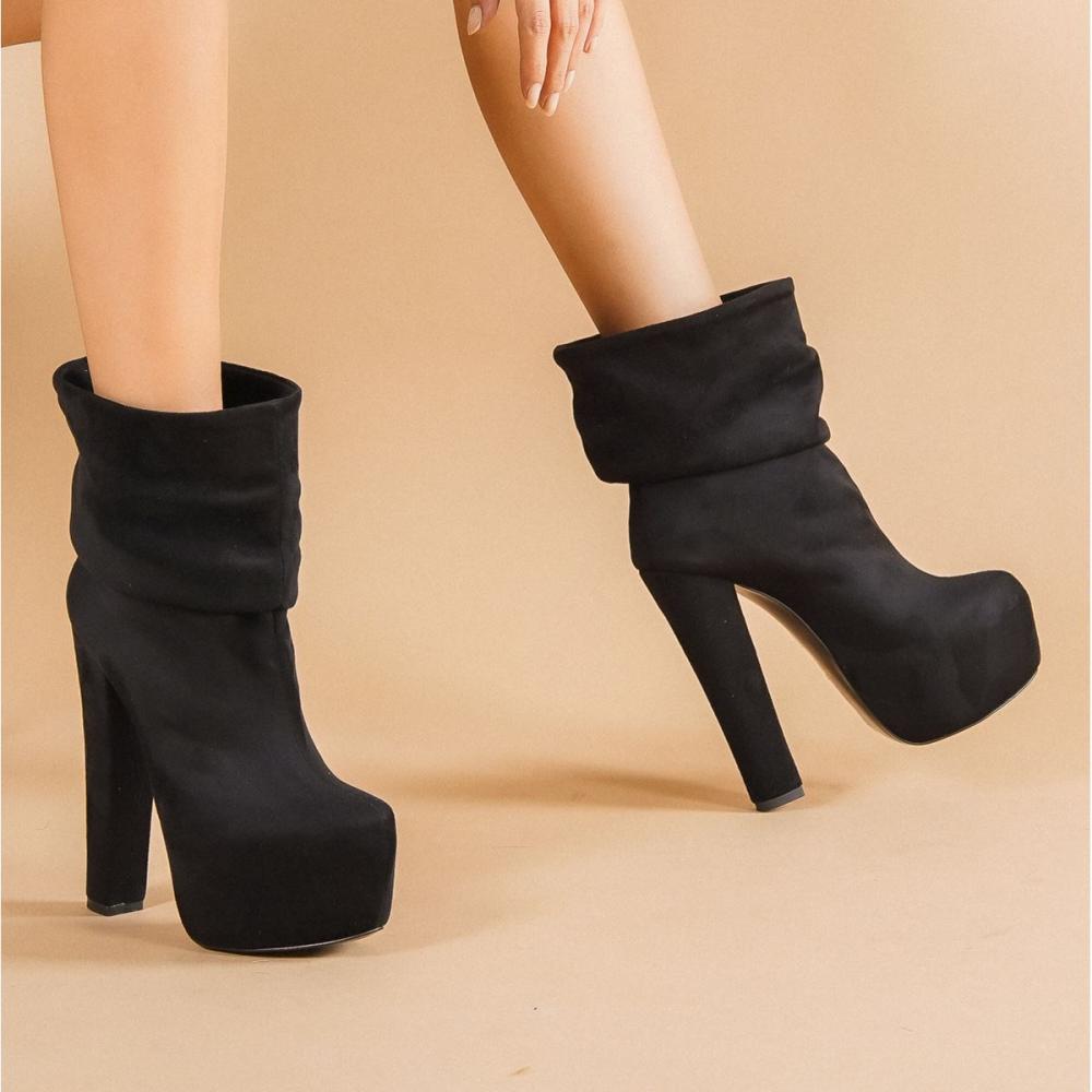 

Женские черные замшевые сапоги на высоком каблуке