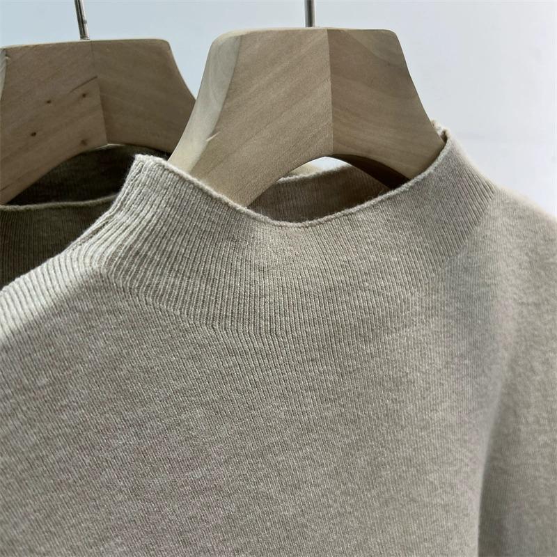 Dámský úzký pletený svetr s motýlkovými rukávy - poloviční vysoký límec, bez rukávů, jaro 2025