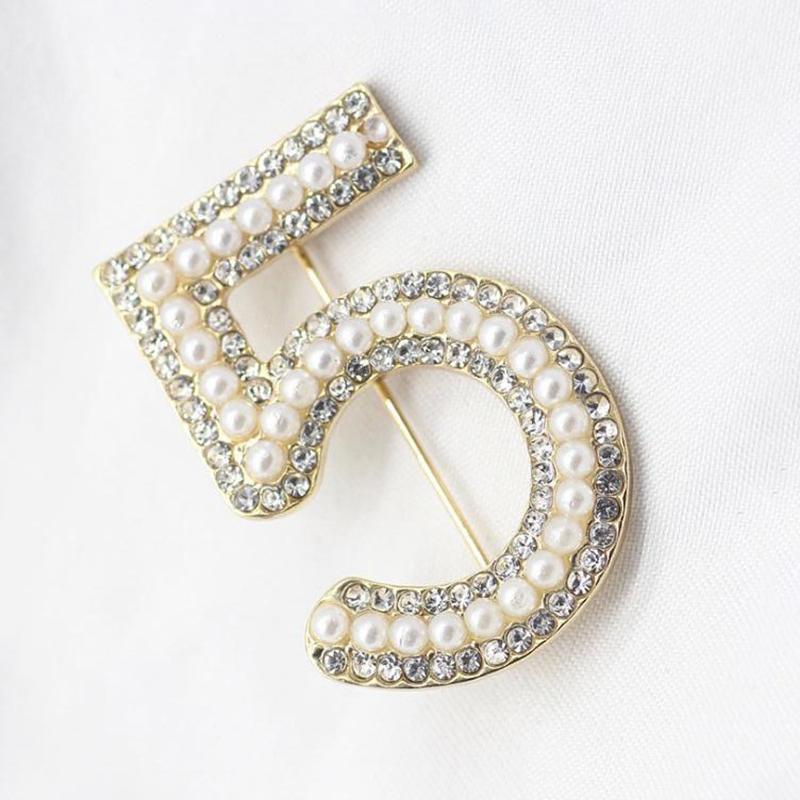 Módní brože s kamínky a perlami číslo 5 pro ženy Oblečení Kabát Šperky Doplňky Dárky