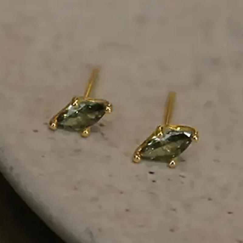 1 Pair of Stylish and Simple Olive Green Earrings, with A Changeable Temperament, Suitable for Daily Commuting. Mini Exquisite Earrings