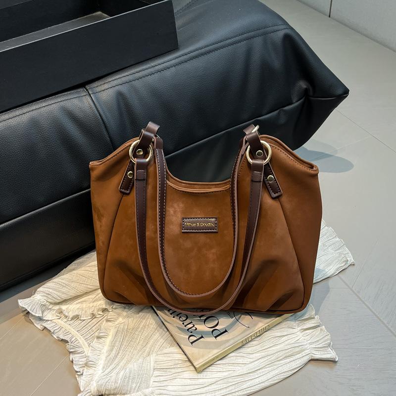 Large-capacity bag women's autumn and winter versatile 2025 new simple pleated shoulder bag popular commuter tote bag this year