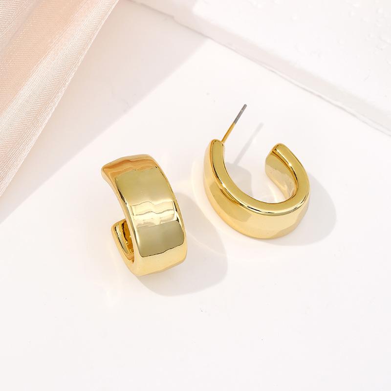 New product gold stud earrings light luxury retro geometric earrings feel fashionable and simple C-shaped gold stud earrings