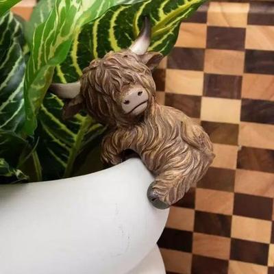 Mini Highland Cow Pot Hugger for Planter Miniature Animal Flower Pot Climber Resin Calf Sculpture for Outdoor Garden Patio Fence Lawn Yard Decor