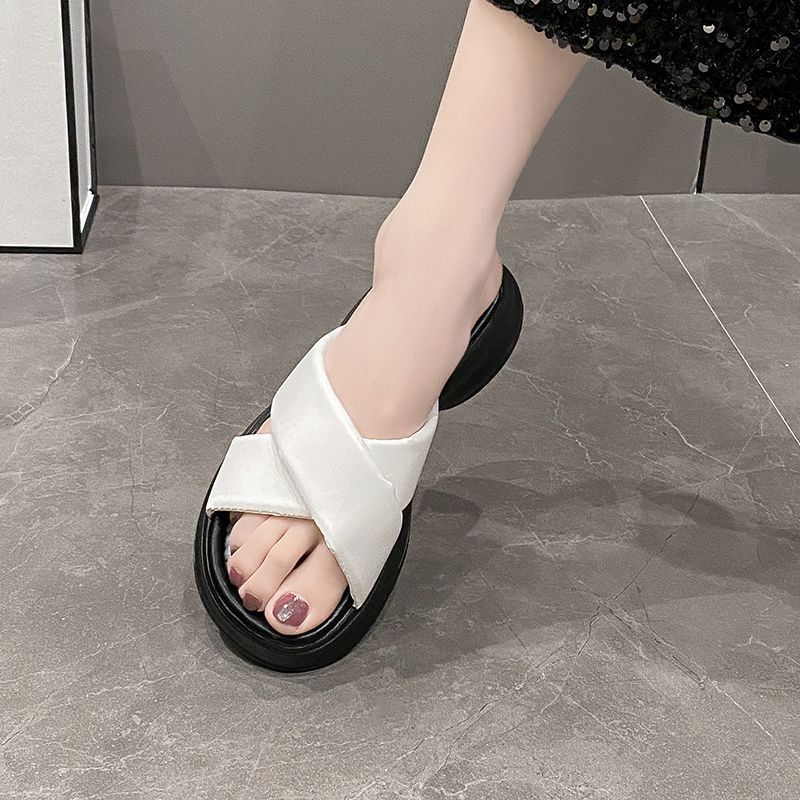 Versatile beach shoes 2025 summer new solid color thick sole outer wear Korean version simple small height black slippers