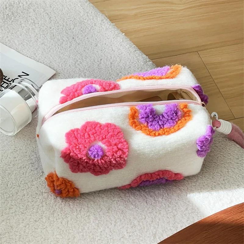Handheld Large Capacity Makeup Bag, Plush Heart-shaped Handbag, Business Travel Toiletry Bag, Travel Storage, Daily Matching