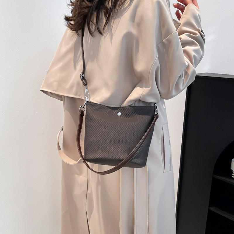 Premium Bag Women's New Popular Fashion Versatile Shoulder Bag Commuter Messenger Bucket Bag Tide