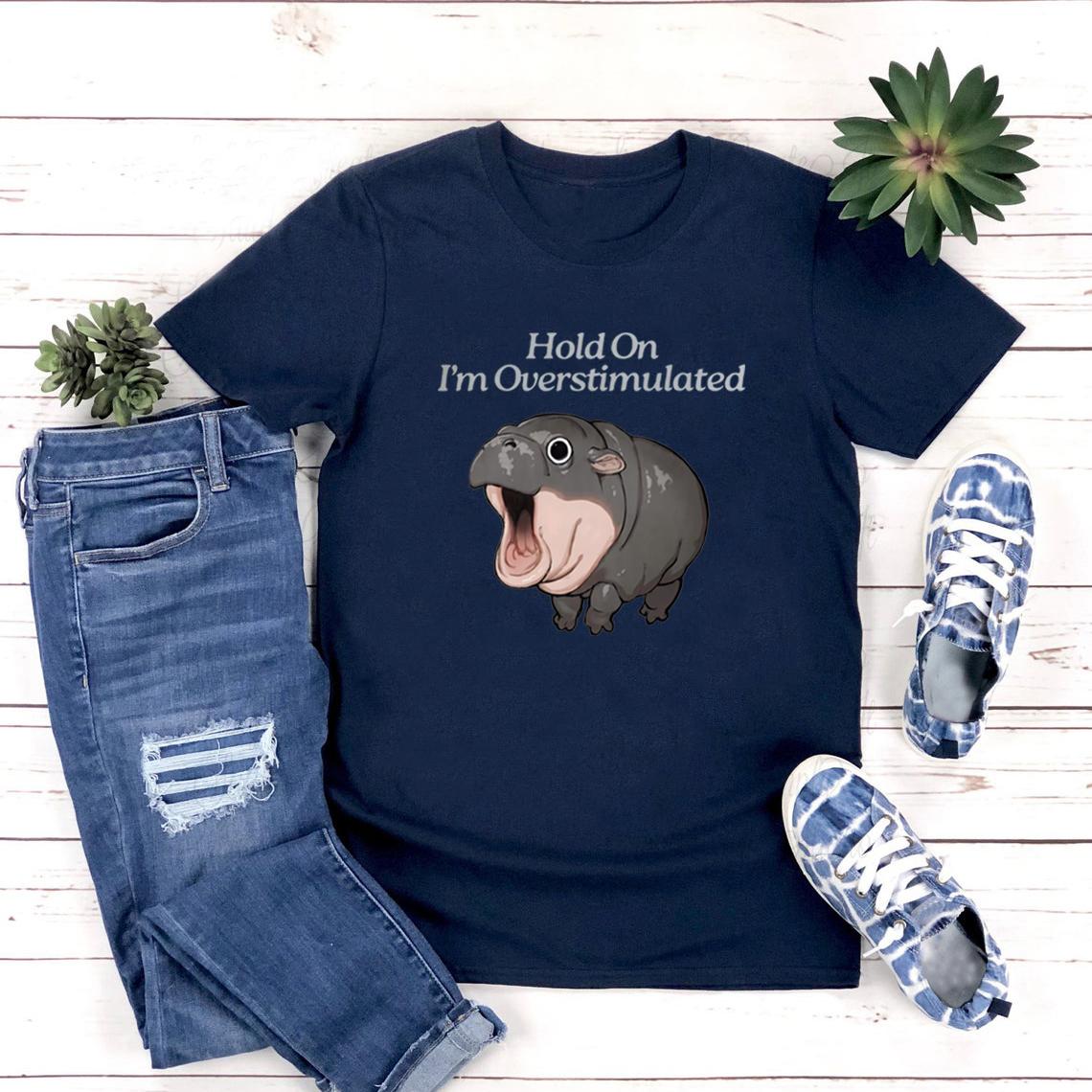 

Футболки Moo Deng Футболка Hold on I m Overstimulated Футболка Hippo Moo Deng Женская футболка с коротким рукавом Футболка Hippo Lover Винтажный топ XXXL темно-синий