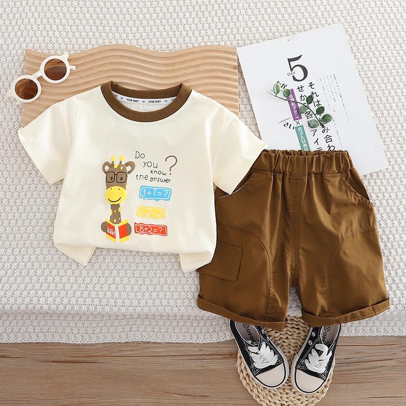 

2025 Summer Boys Fashionable Math Giraffe Two-Piece Set: Short Sleeve Top and Shorts. 100cm темно-коричневого