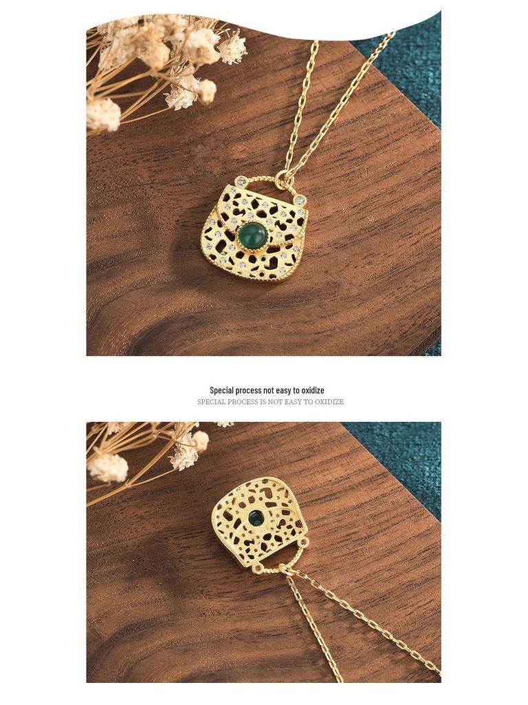 Elegante vergoldete Kupferanhänger-Halskette mit grünem Chalcedon und Vollpavé-Diamanten