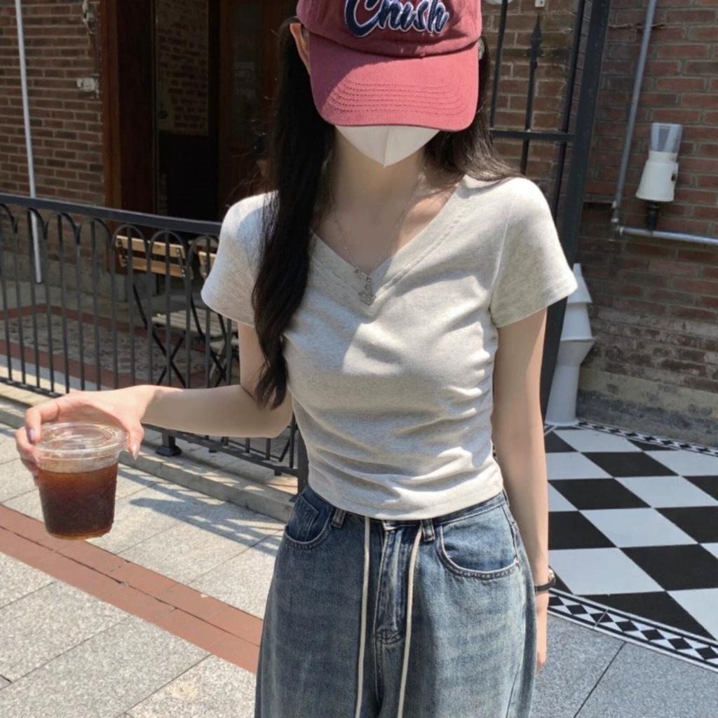 Front Shoulder V-neck Short-sleeved T-shirt for Women's Inner Wear, Summer New Design Sense Niche White Slim-fitting Pleated Waist Top
