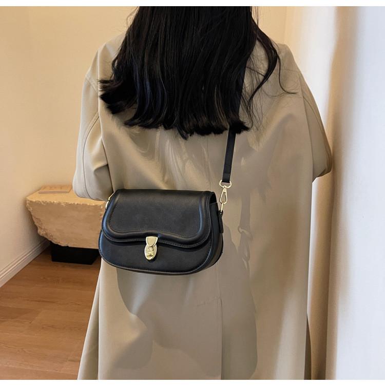 IELGY All-Match Messenger Bag Trendy Shoulder Underarm Small Square Bag