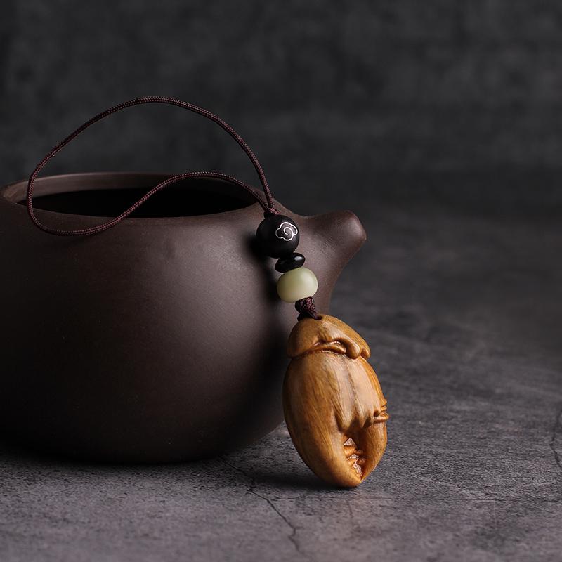 Sandalwood Crab Claw Keychain: Creative Gift & Ornament for Men and Women