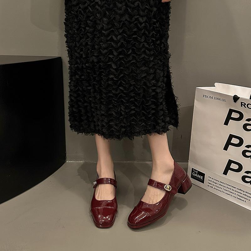 

Весна 2024 красные туфли Мэри Джейн на толстом каблуке женские французские туфли в стиле ретро с квадратной головкой на высоком каблуке из лакированной кожи со светлым оттенком маленькие кожаные туфли женские 35 чёрный