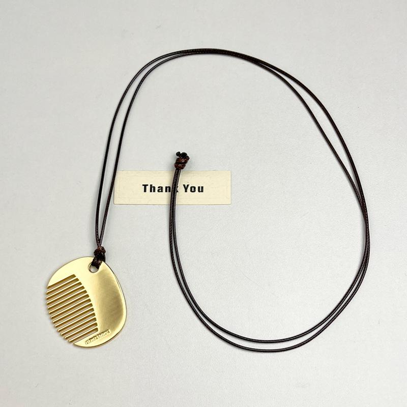 

Ювелирные изделия Личность Темперамент Гребень Кулон Ожерелье Для Женщин 2024 Тенденция Нежный Дизайн Аксессуары