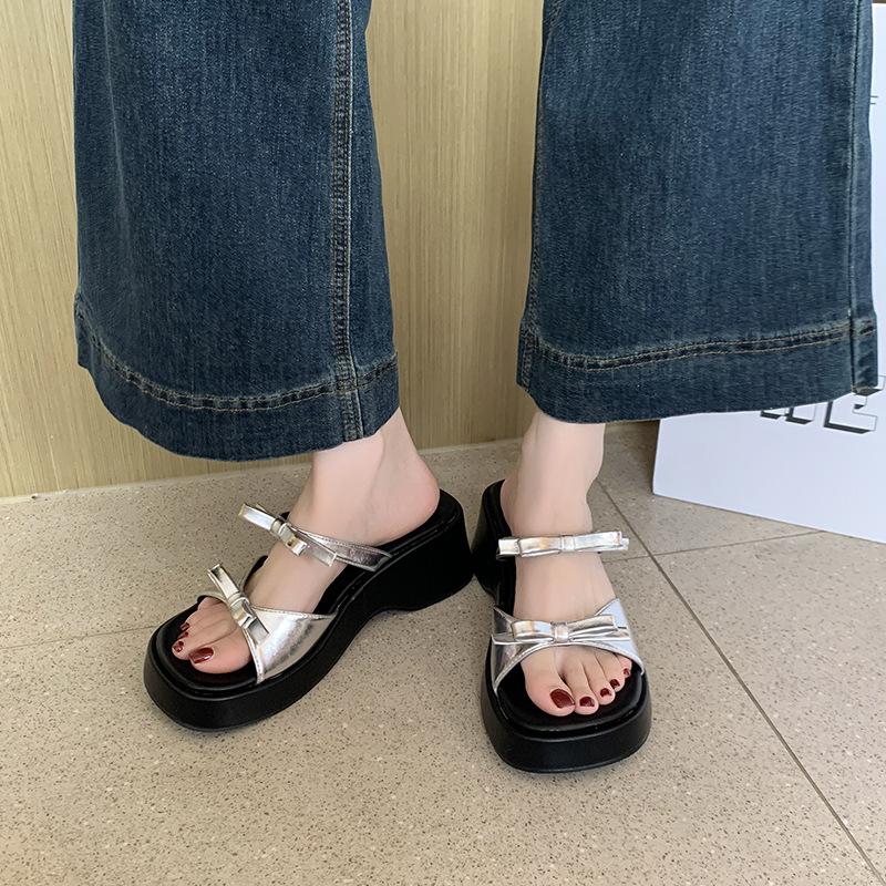 Thick soled sandals for women in summer 2025 with a straight strap for outdoor wear Beach slippers for women