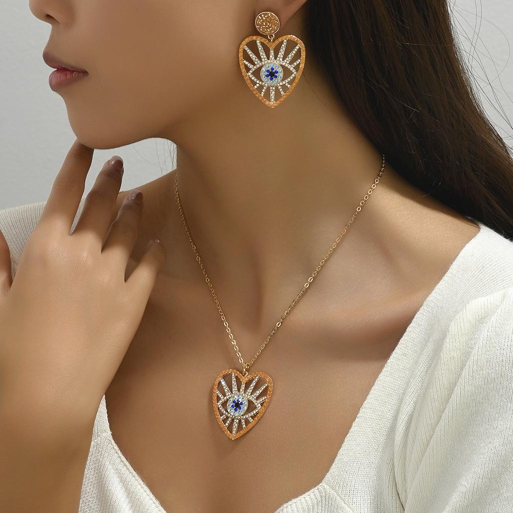 New Heart-Shaped Diamond-Studded Hip-Hop Style Necklace and Earring Set Angel Eye Niche Stud Earrings Versatile Collarbone Chain