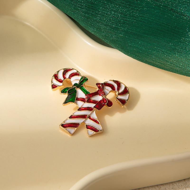 Christmas Brooch for Women European Style Metal Enamel Wreath Brooch with Hollow Rhinestones Elegant Fashion Jewelry for Party Outfits