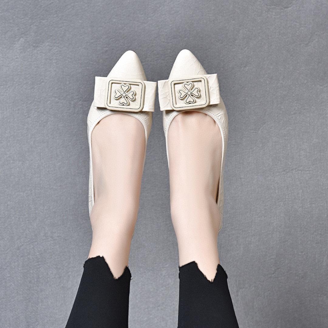 

Остроносые балетки женские весенние на мягкой подошве с мягкой поверхностью квадратной пряжкой цветком с неглубоким вырезом на низком каблуке с эластичной лентой 40 бежевый