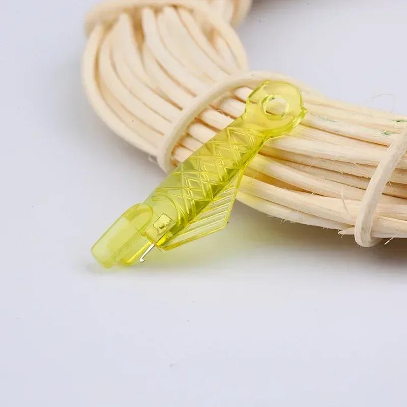 

10/20pcs Mini Sewing Machine Needle Threader Plastic Automatic Changer Craft Fish Type Changer Stitch Insertion Tool for Elderly 5PCS