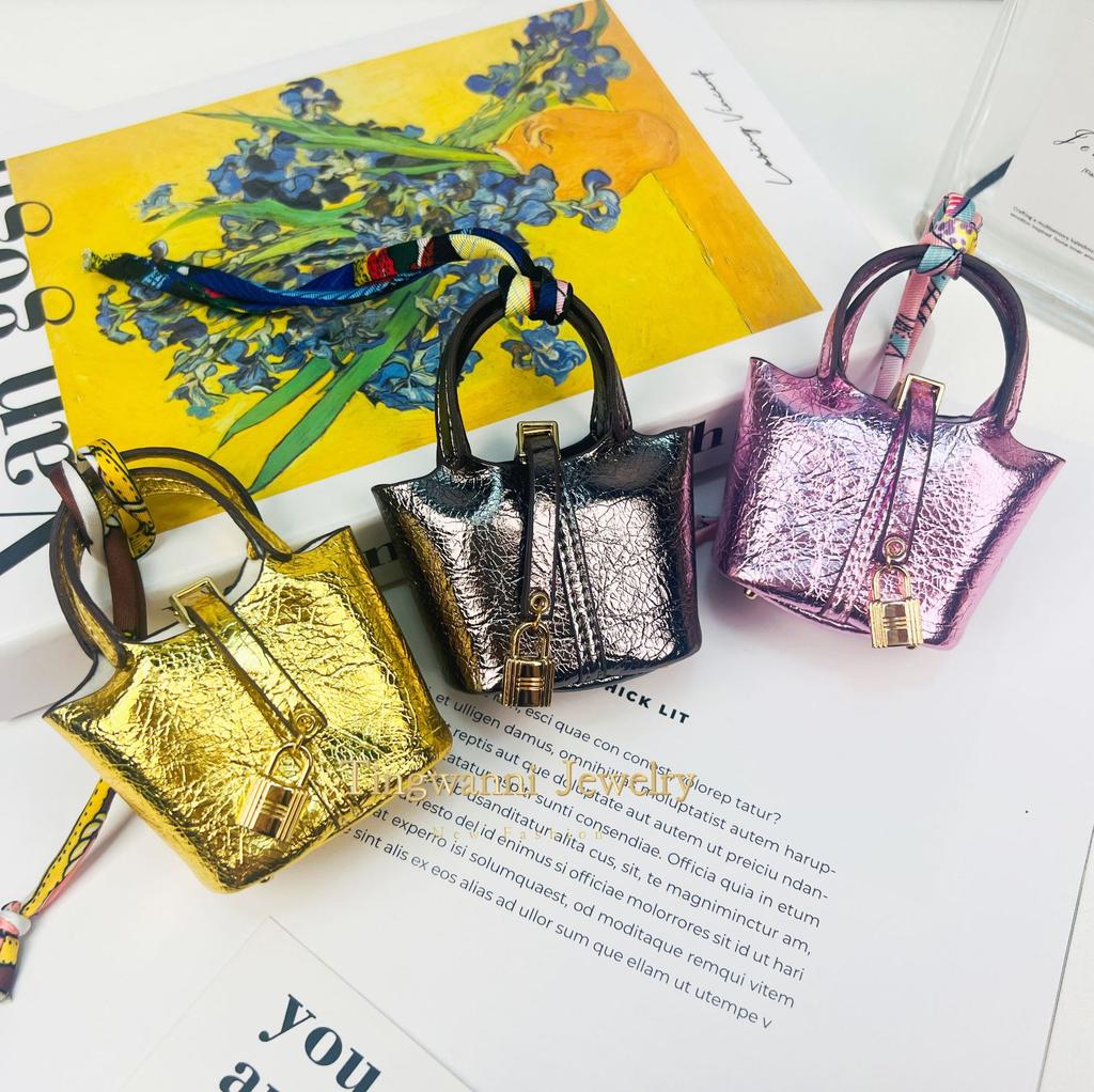 New Fashion Bag Pendant, High-end Leather Car Keychain Pendant, Metal Cute Creative Earphone Bag Jewelry.