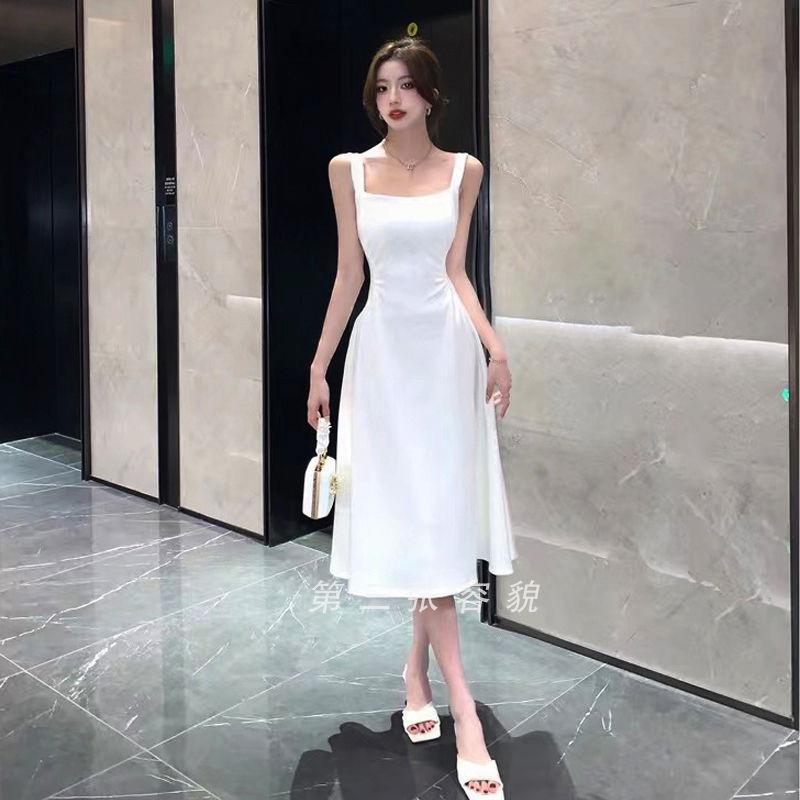 White suspender dress, new French square neck medium and long pleated meat cover dress.