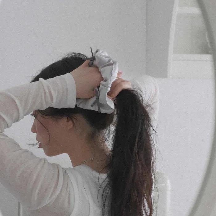 Ribbon Scrunchie_satin Silver