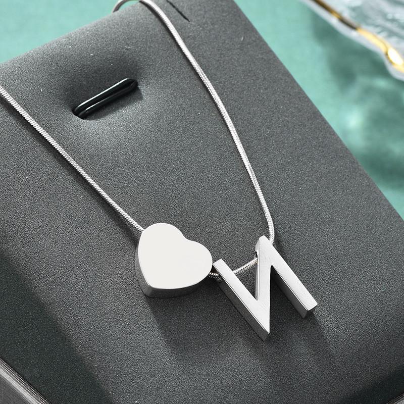 Elegante Colar com Pingente de Coração com Alfabeto Personalizado em Aço Inoxidável para Mulheres