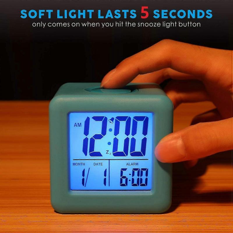 Łatwy w ustawieniu budzik podróżny z funkcją drzemki, miękkim światłem nocnym, uroczą silikonową osłonką, budzik cyfrowy duży wyświetlacz godzina miesiąc data alarm, bateria