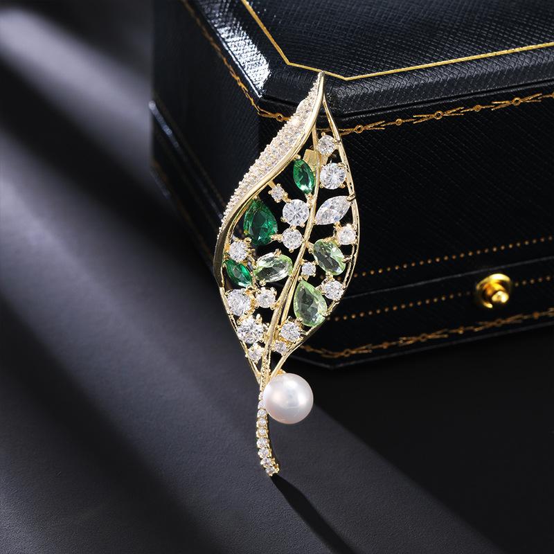 

Высококачественная легкая роскошная брошь в виде листа из натурального пресноводного жемчуга, слегка инкрустированная цирконием, пальто, куртка, креативная булавка, одежда для женщин золотой