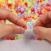 100/300/500 Stück Durchscheinende Bunte Runde Acryl Alphabet Perlen 4x7mm Weiße Buchstaben A-Z Perlen für Schmuckherstellung und DIY Armbänder, Halsketten