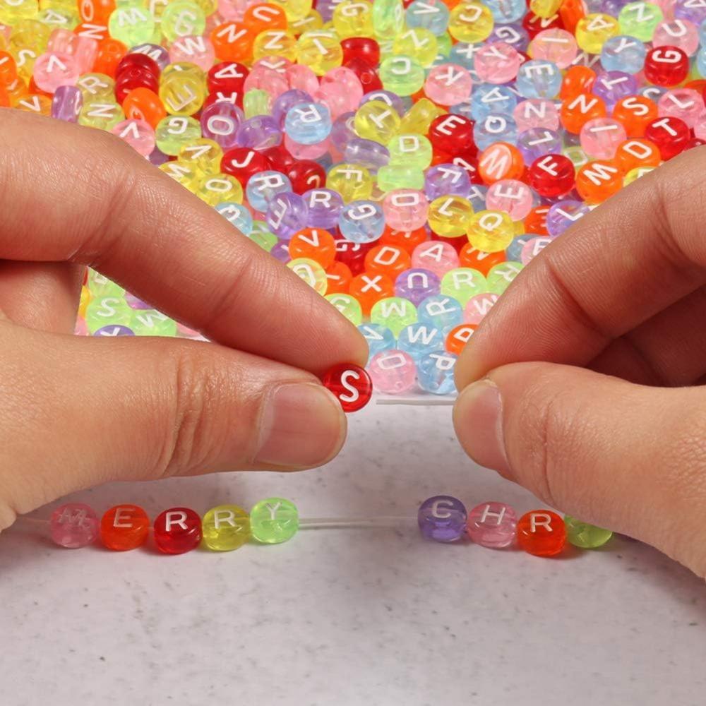 100/300/500 Stück Durchscheinende Bunte Runde Acryl Alphabet Perlen 4x7mm Weiße Buchstaben A-Z Perlen für Schmuckherstellung und DIY Armbänder, Halsketten