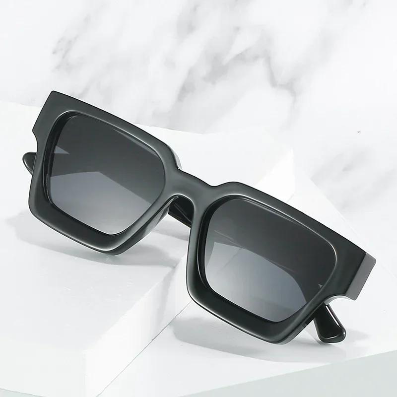 Occhiali da Sole Classici Quadrati Casual alla Moda Donna Uomo Vintage Eleganti Forma Ovale Sagomati Minimalisti Femminile Maschile